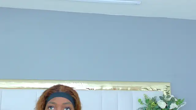 MadeleineHocker online show from November 22, 2025, 1:43 pm