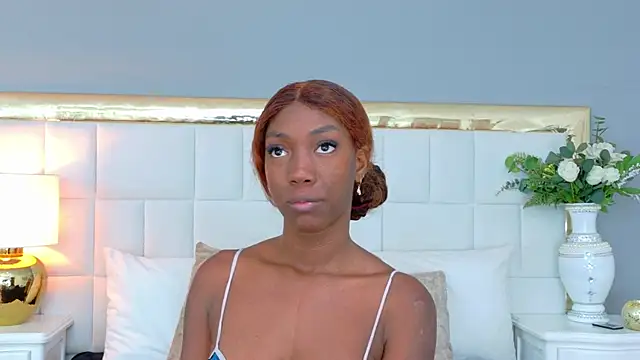 MadeleineHocker online show from November 7, 2025, 1:48 pm