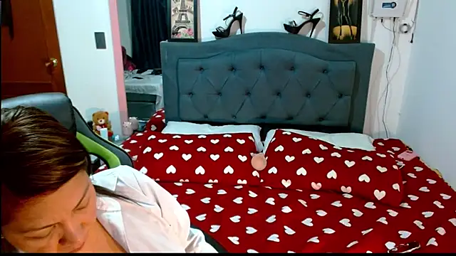 Snapshot of hiilarybrown chatting on May 20, 2026, 12:51 am hiilarybrown online show from May 20, 2026, 12:51 am