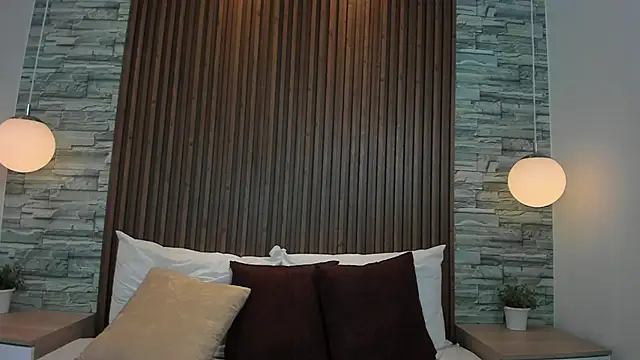 leilapons online show from September 18, 2025, 5:05 pm