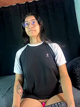 EVAH LEE  online show from November 12, 2025, 3:21 am