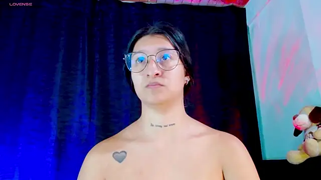 EVAH LEE  online show from November 3, 2025, 4:07 am