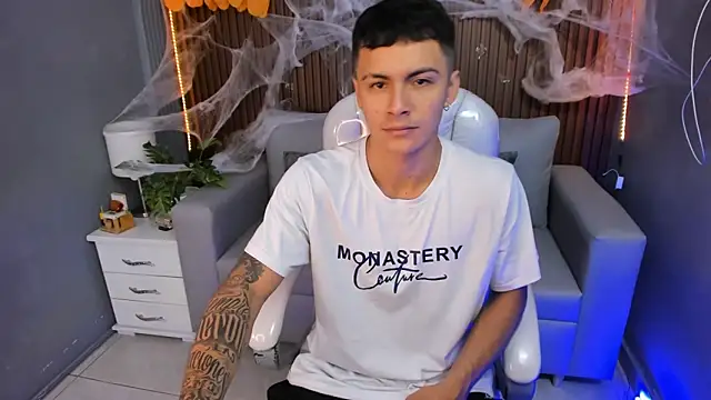 Snapshot of Leo_santoro chatting on October 20, 2025, 12:27 pm Leo santoro online show from October 20, 2025, 12:27 pm