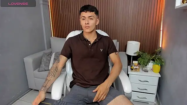 Snapshot of Leo_santoro chatting on November 20, 2025, 1:34 pm Leo santoro online show from November 20, 2025, 1:34 pm