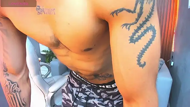 Snapshot of Leo_santoro chatting on November 12, 2025, 4:22 pm Leo santoro online show from November 12, 2025, 4:22 pm