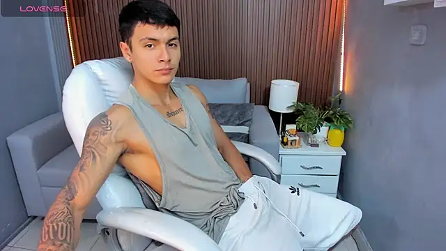 Snapshot of Leo_santoro chatting on November 14, 2025, 1:59 pm Leo santoro online show from November 14, 2025, 1:59 pm