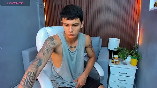 Snapshot of Leo_santoro chatting on November 17, 2025, 2:43 pm Leo santoro online show from November 17, 2025, 2:43 pm