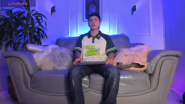 Snapshot of Leo_santoro chatting on February 19, 2026, 1:19 pm Leo santoro online show from February 19, 2026, 1:19 pm