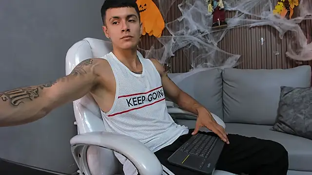 Snapshot of Leo_santoro chatting on October 26, 2025, 3:34 pm Leo santoro online show from October 26, 2025, 3:34 pm