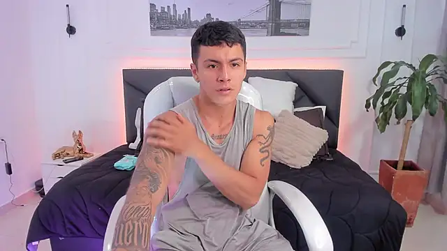 Snapshot of Leo_santoro chatting on November 3, 2025, 2:20 pm Leo santoro online show from November 3, 2025, 2:20 pm