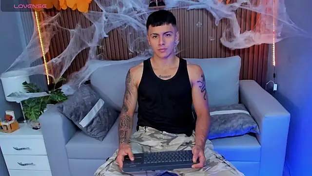 Snapshot of Leo_santoro chatting on October 18, 2025, 1:57 pm Leo santoro online show from October 18, 2025, 1:57 pm