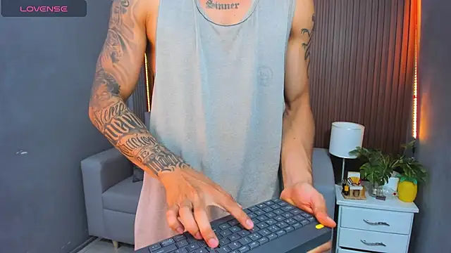 Snapshot of Leo_santoro chatting on November 25, 2025, 1:55 pm Leo santoro online show from November 25, 2025, 1:55 pm