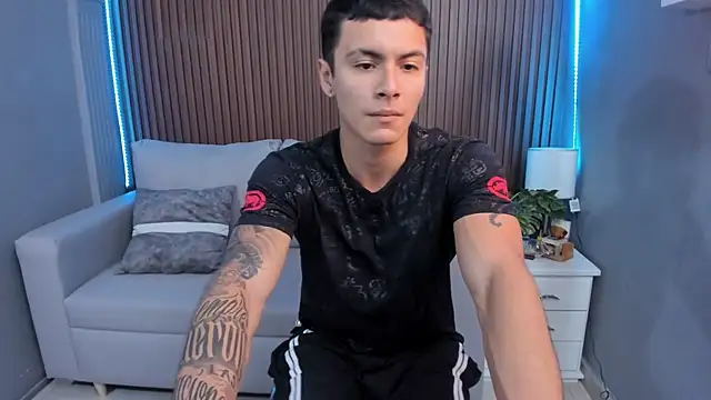 Snapshot of Leo_santoro chatting on September 20, 2025, 2:33 pm Leo santoro online show from September 20, 2025, 2:33 pm