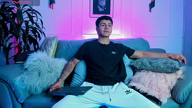 Snapshot of Leo_santoro chatting on February 9, 2026, 1:20 pm Leo santoro online show from February 9, 2026, 1:20 pm