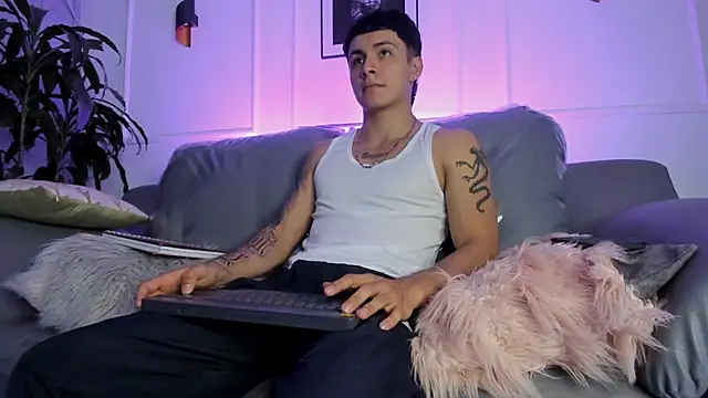 Snapshot of Leo_santoro chatting on February 23, 2026, 2:06 pm Leo santoro online show from February 23, 2026, 2:06 pm