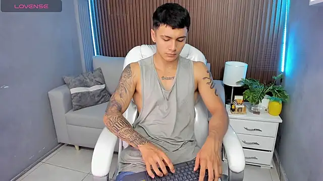 Snapshot of Leo_santoro chatting on November 27, 2025, 1:11 pm Leo santoro online show from November 27, 2025, 1:11 pm