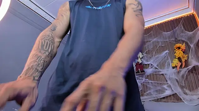 Snapshot of Leo_santoro chatting on October 10, 2025, 12:50 pm Leo santoro online show from October 10, 2025, 12:50 pm