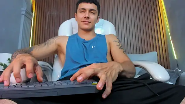 Snapshot of Leo_santoro chatting on November 5, 2025, 3:48 pm Leo santoro online show from November 5, 2025, 3:48 pm