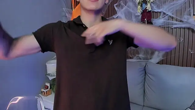 Snapshot of Leo_santoro chatting on October 14, 2025, 2:17 pm Leo santoro online show from October 14, 2025, 2:17 pm