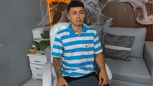 Snapshot of Leo_santoro chatting on October 23, 2025, 2:05 pm Leo santoro online show from October 23, 2025, 2:05 pm