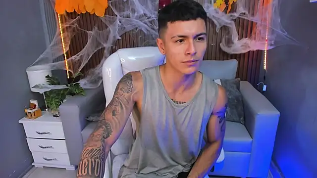 Snapshot of Leo_santoro chatting on October 22, 2025, 3:44 pm Leo santoro online show from October 22, 2025, 3:44 pm