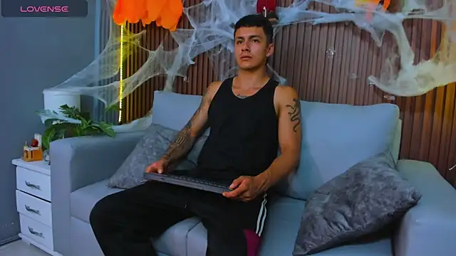 Snapshot of Leo_santoro chatting on October 29, 2025, 3:55 pm Leo santoro online show from October 29, 2025, 3:55 pm