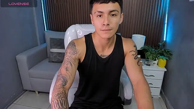 Snapshot of Leo_santoro chatting on November 28, 2025, 1:44 pm Leo santoro online show from November 28, 2025, 1:44 pm