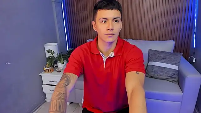 Snapshot of Leo_santoro chatting on October 8, 2025, 1:56 pm Leo santoro online show from October 8, 2025, 1:56 pm