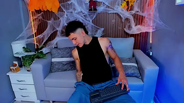 Snapshot of Leo_santoro chatting on October 17, 2025, 2:30 pm Leo santoro online show from October 17, 2025, 2:30 pm