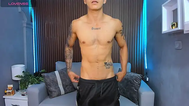 Snapshot of Leo_santoro chatting on November 10, 2025, 2:55 pm Leo santoro online show from November 10, 2025, 2:55 pm