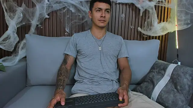 Snapshot of Leo_santoro chatting on November 1, 2025, 2:22 pm Leo santoro online show from November 1, 2025, 2:22 pm