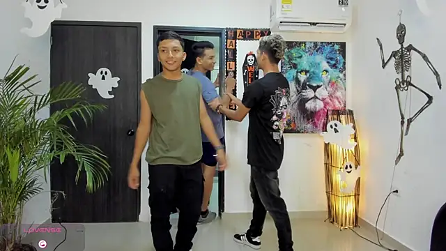 Bisexlifehot   online show from October 12, 2025, 11:06 pm