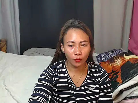 Snapshot of joanpetite chatting on December 18, 2025, 8:01 pm joanpetite online show from December 18, 2025, 8:01 pm