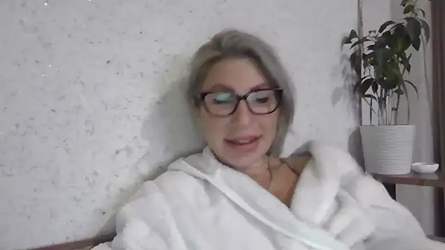 fox red lady7 online show from November 16, 2025, 12:21 pm