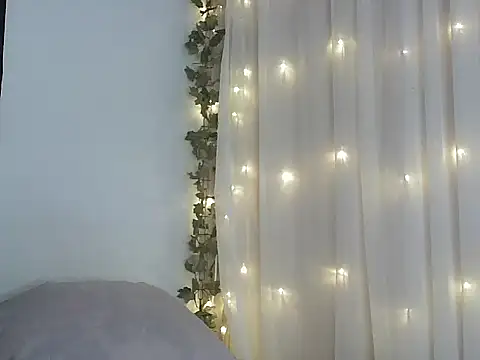 lishainparis18 online show from November 22, 2025, 7:35 pm