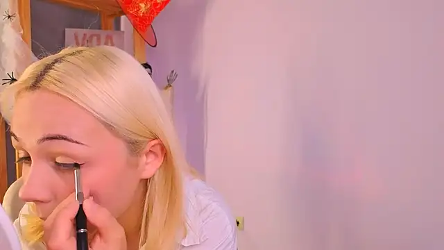 Charlotte Colinss online show from October 25, 2025, 3:49 am