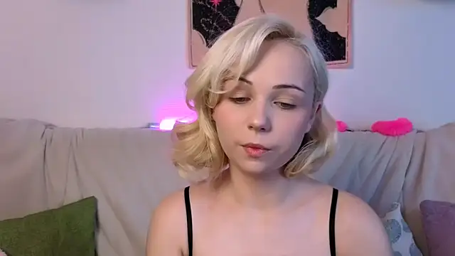 Charlotte Colinss online show from October 17, 2025, 4:49 am