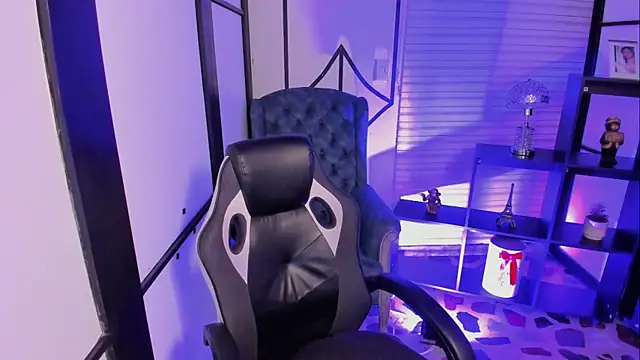 NahomiRichards  online show from October 16, 2025, 5:05 am