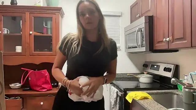 Snapshot of prettyykitty22 chatting on November 15, 2025, 2:37 am prettyykitty22 online show from November 15, 2025, 2:37 am