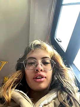 Isabela Colins online show from November 7, 2025, 5:06 pm