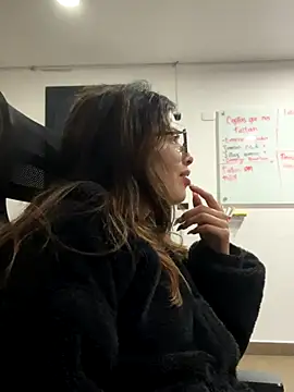 Isabela Colins online show from September 16, 2025, 11:33 am