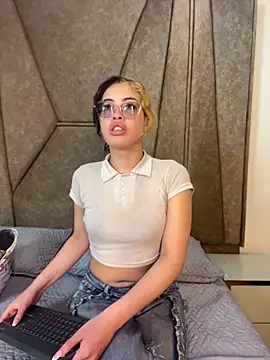 Isabela Colins online show from November 4, 2025, 12:31 pm