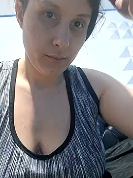 vaneza1999 online show from October 15, 2025, 8:39 pm