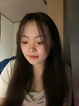 Snapshot of Julia-Elsa chatting on October 28, 2025, 4:24 am Julia-Elsa online show from October 28, 2025, 4:24 am