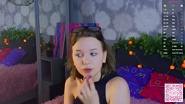 EmiliSaren online show from September 29, 2025, 5:07 pm