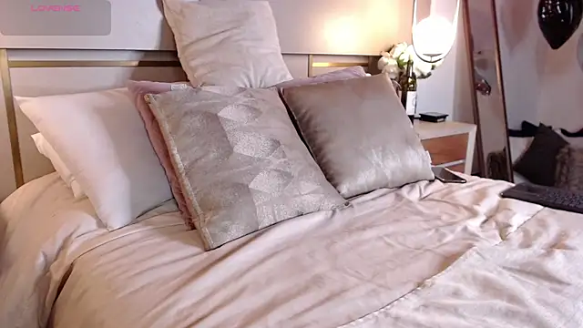 Snapshot of Lina_Montclair chatting on November 5, 2025, 7:28 pm Lina Montclair online show from November 5, 2025, 7:28 pm