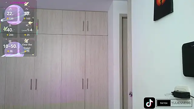 Yulienneg online show from October 29, 2025, 8:08 pm