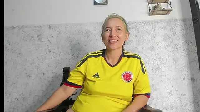 Snapshot of marly_charm_ chatting on October 12, 2025, 2:13 am marly charm online show from October 12, 2025, 2:13 am