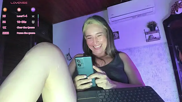 Snapshot of marly_charm_ chatting on October 22, 2025, 3:39 am marly charm online show from October 22, 2025, 3:39 am