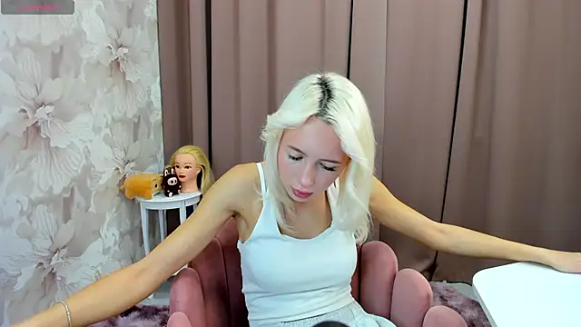 Snapshot of cute_luucy chatting on October 17, 2025, 3:21 am cute luucy online show from October 17, 2025, 3:21 am